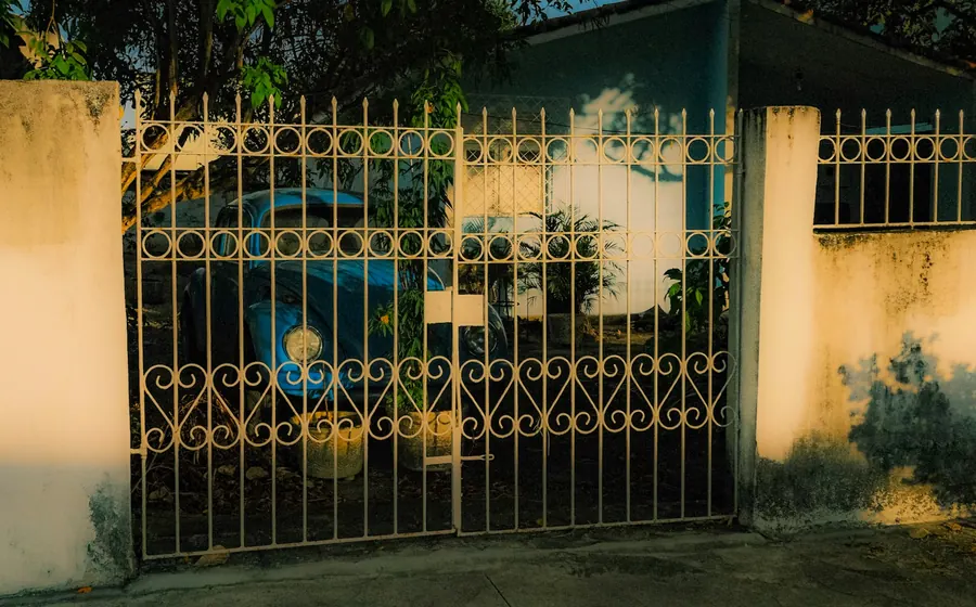 Portón de reja de una casa al anochecer